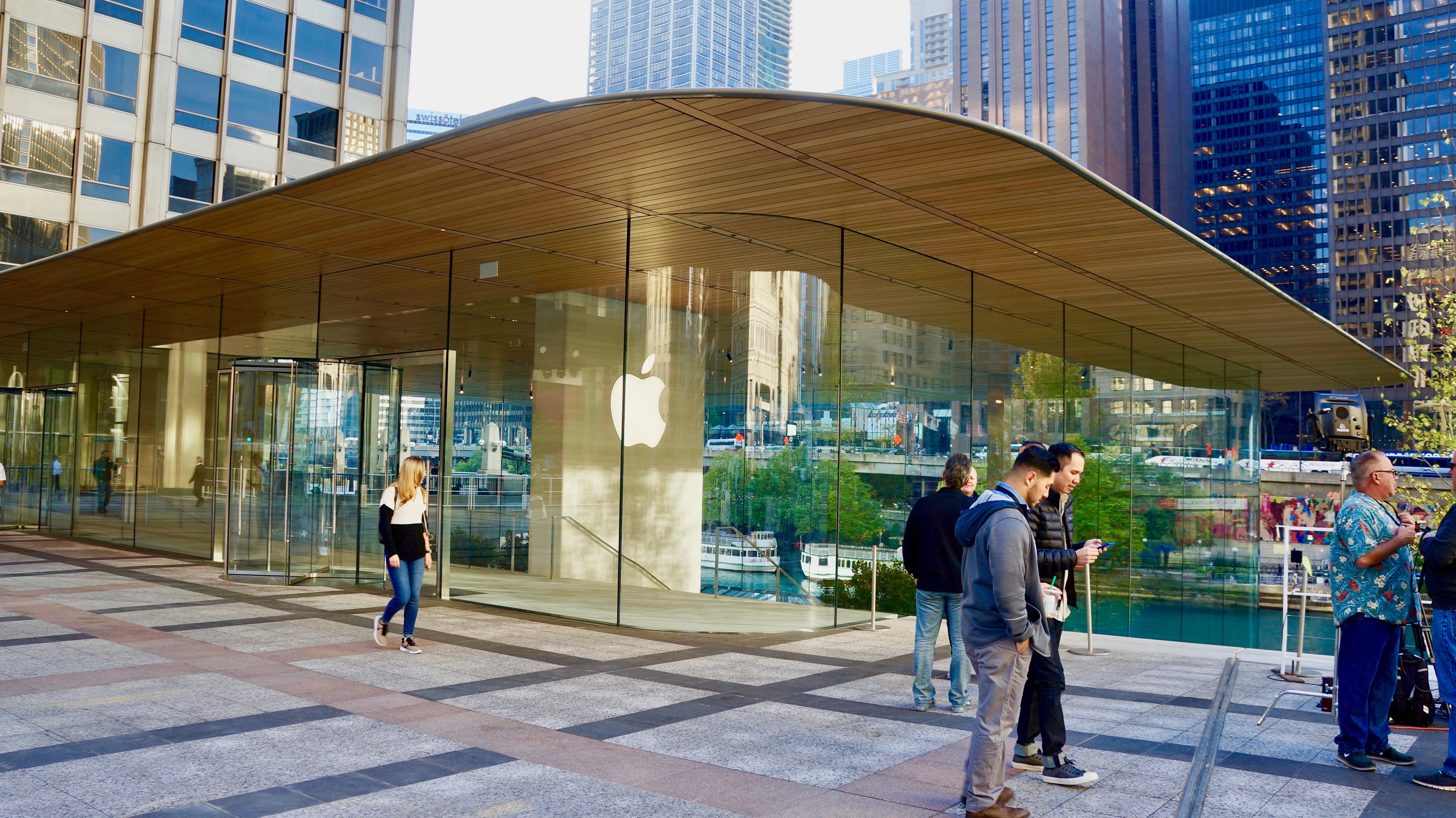 A Photo Tour of Apple’s New Flagship Chicago Store (2) A Photo Tour of Apple’s New Flagship Chicago Store (2)