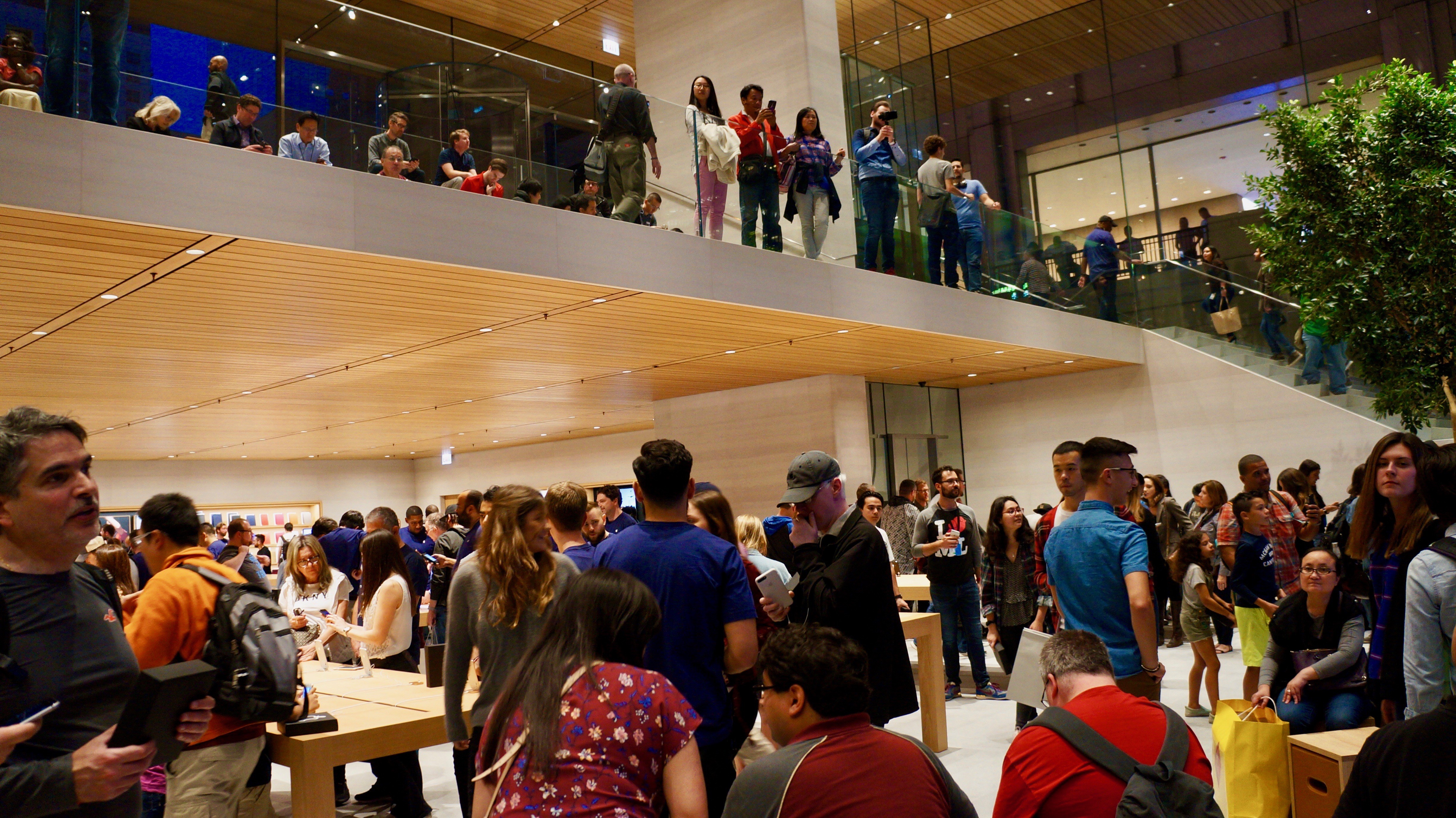 A Photo Tour of Apple’s New Flagship Chicago Store (10) A Photo Tour of Apple’s New Flagship Chicago Store (10)