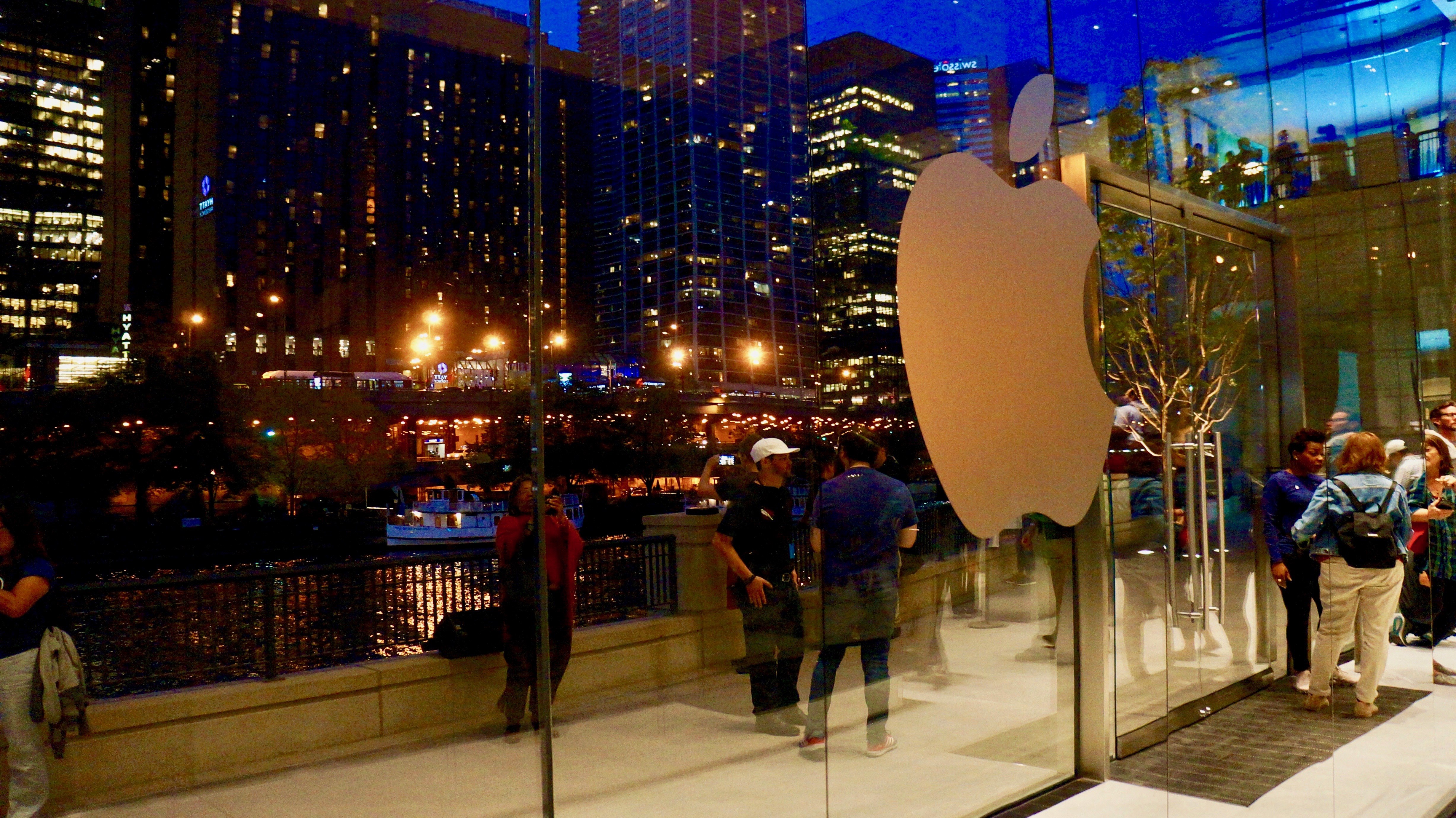 A Photo Tour of Apple’s New Flagship Chicago Store (9) A Photo Tour of Apple’s New Flagship Chicago Store (9)